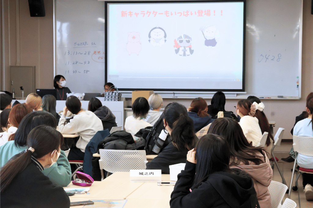 ボードゲームのCMを鑑賞している様子