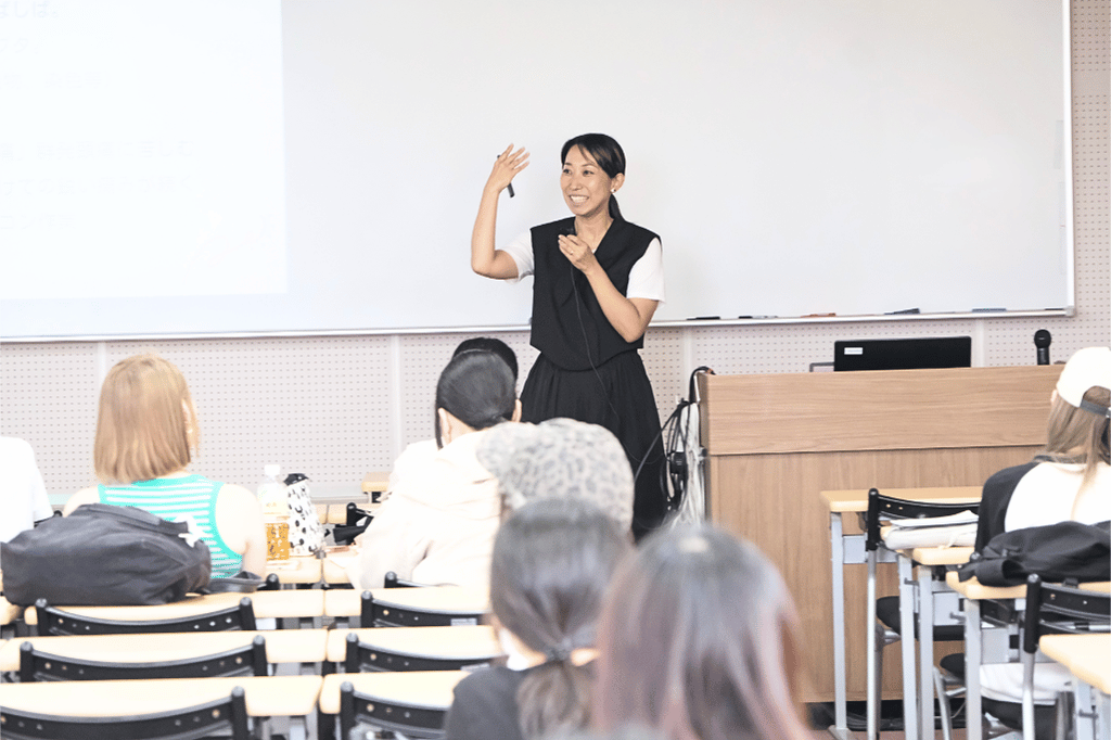 十文字学園女子大学で「わたしのこれまでリスト帳」を使った講義を行う橋本藍子