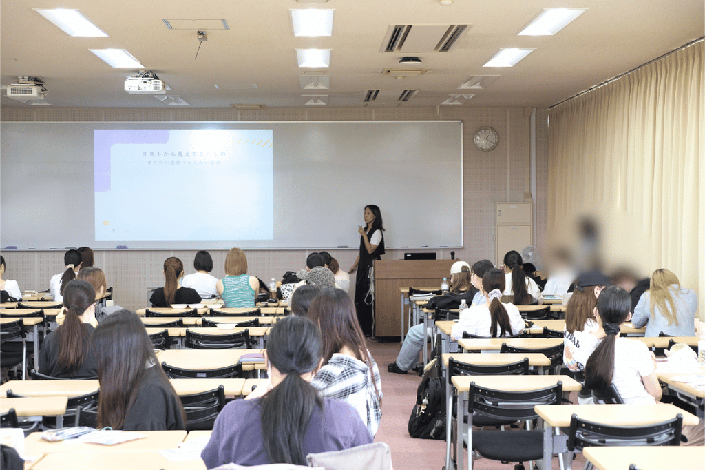 十文字学園女子大学のキャリアロールモデル研究で学生に語りかける橋本藍子